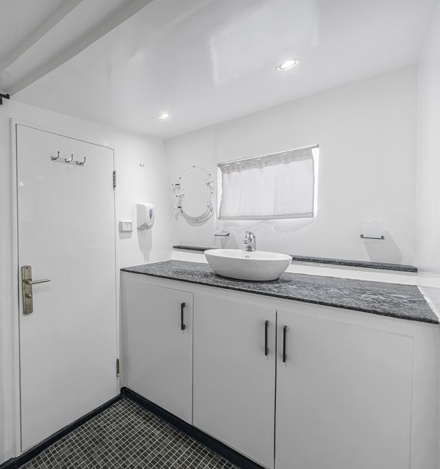 Suite Main Deck Bathroom